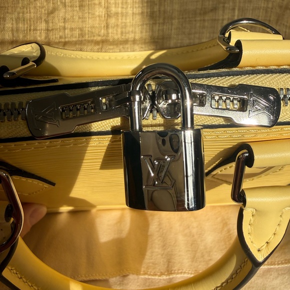 Louis Vuitton Alma BB in Jaune Plume Epi Leather - Picture 2 of 12